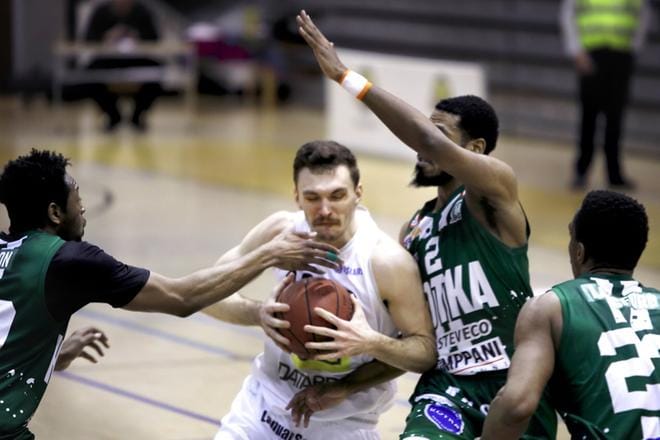 Kobrien tehokkain pelaaja Zane Waterman pyrki korille vastassaan KTP:n Tyrell Nelson ja Jalen Jackson. KUVA: HEIKKI HAKANEN