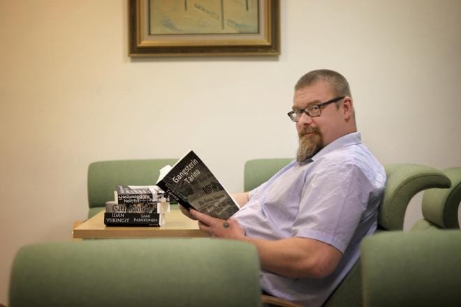 Lukiessa Olli Rantalan ympäriltä katoaa kaikki muu. Hän kannustaa miehiä lukemaan myös lapsille. KUVA: JOHANNA KATAJA