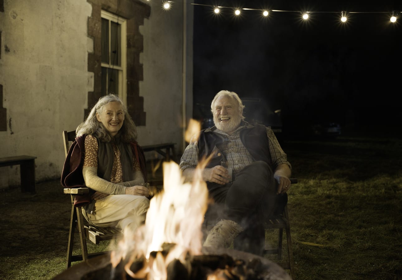 Bríd Brennan ja James Cosmo ovat Rakkaani merikapteeni -elokuvan karismaattinen pääpari. Klaus Härön uutuus on kuitenkin enemmän kuin pelkkä rakkaustarina.