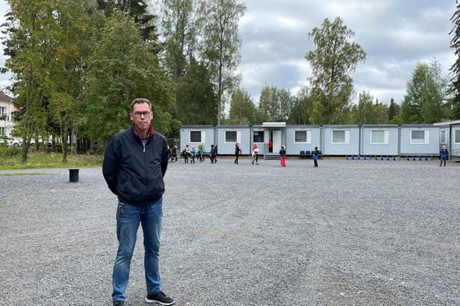 Törnävän koulun rehtori Kimmo Rantanen laskee, että parakeissa menee vielä kaksi vuotta. Kaksi on jo takana. KUVAT: MARIKA EIKKULA