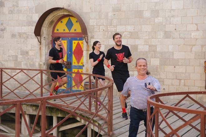 Fort Boyard Suomi -seikkailuohjelman uudella tuotantokaudella punaisessa joukkueessa kisaavat näyttelijä Mikko Parikka, juontaja Shirly Karvinen ja urheilija Siim Liivik. Joukkuetta avustaa ranskalaislinnakkeella Anthony Laborde. KUVA: Sebastien Simoni/MTV3