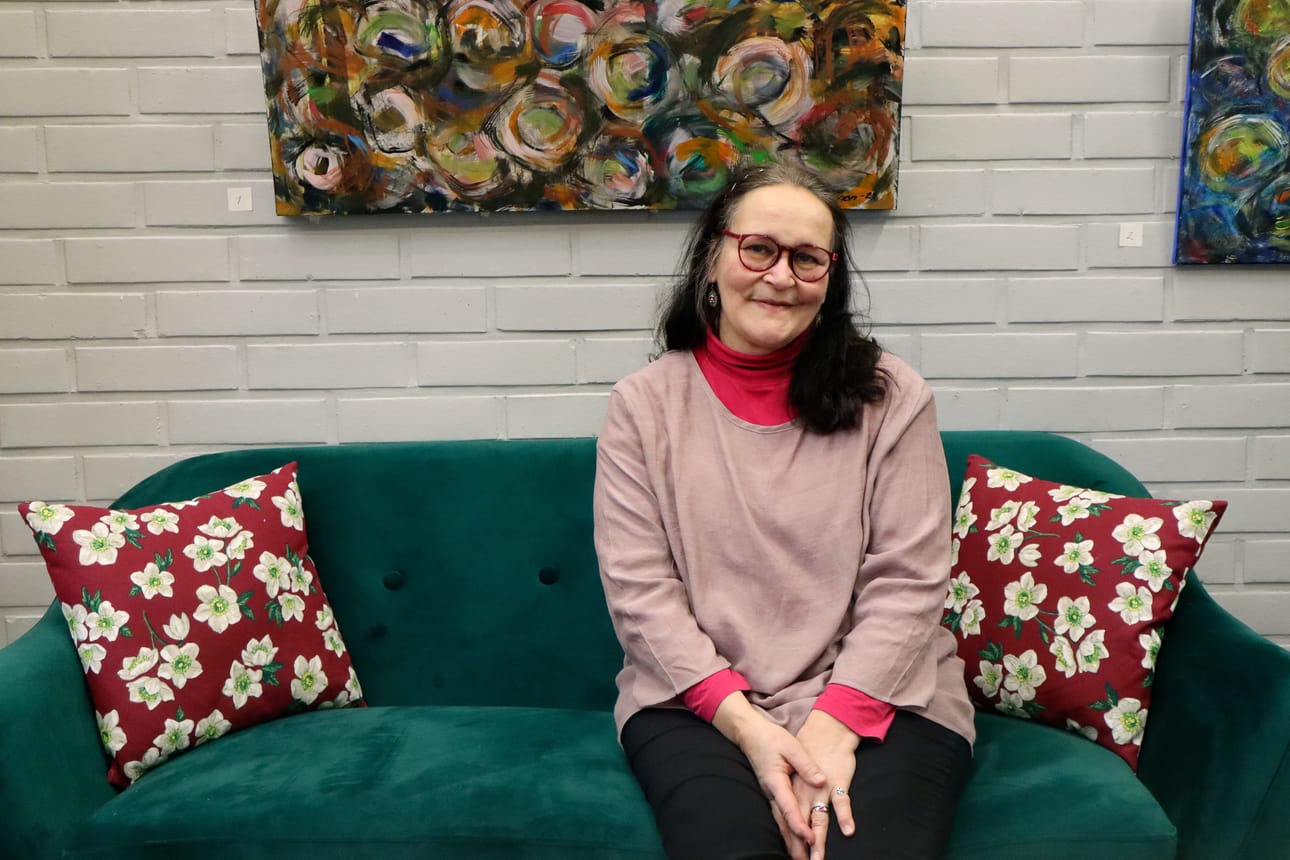 Hilkka Laitinen kuvailee, että kirjastolla Kivisydän-näyttelyssä esillä olevat maalaukset ovat olleet hänelle pääntyhjennystä ja väreillä leikittelyä.