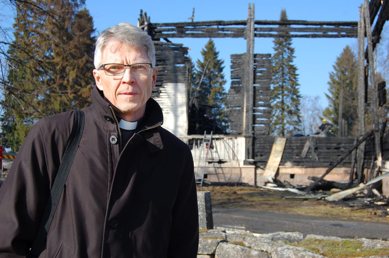 Ylivieskan pitkäaikainen kirkkoherra Timo Määttä siirsi eläkkeelle jäämistään kirkkopalon takia kahdella vuodella. Hän piti pääsiäissaarnan kirkon raunioilla heti palon jälkeen.