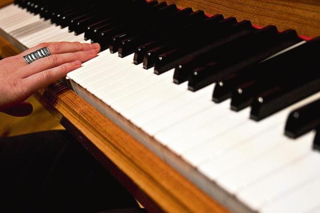 Miksi joku heittäisi pianon metsään, Veneskoskella ihmetellään. Kuvan piano ei liity tapaukseen. Arkistokuva: Jarno Pellinen