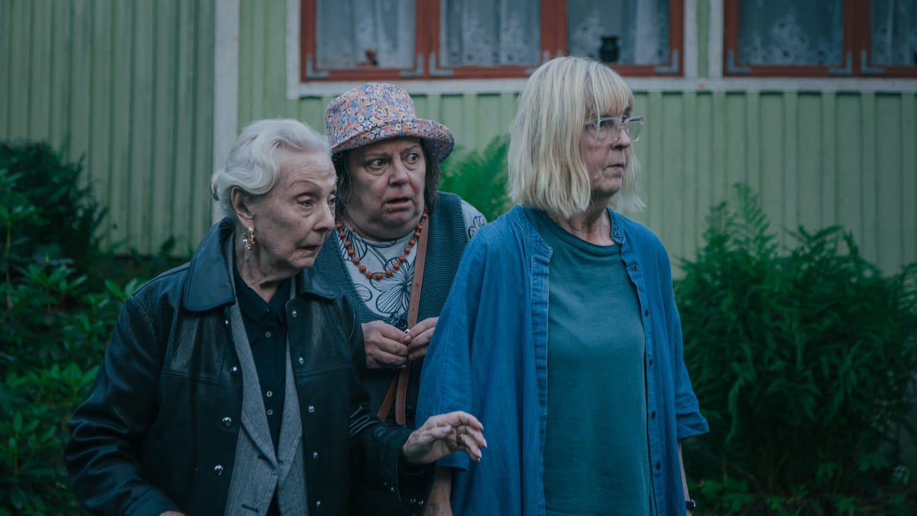 Raili (Seela Sella) ja Kerttu (Sanna-Kaisa Palo) lähtevät mukaan Inkerin (Leena Uotila) viimeiselle matkalle.