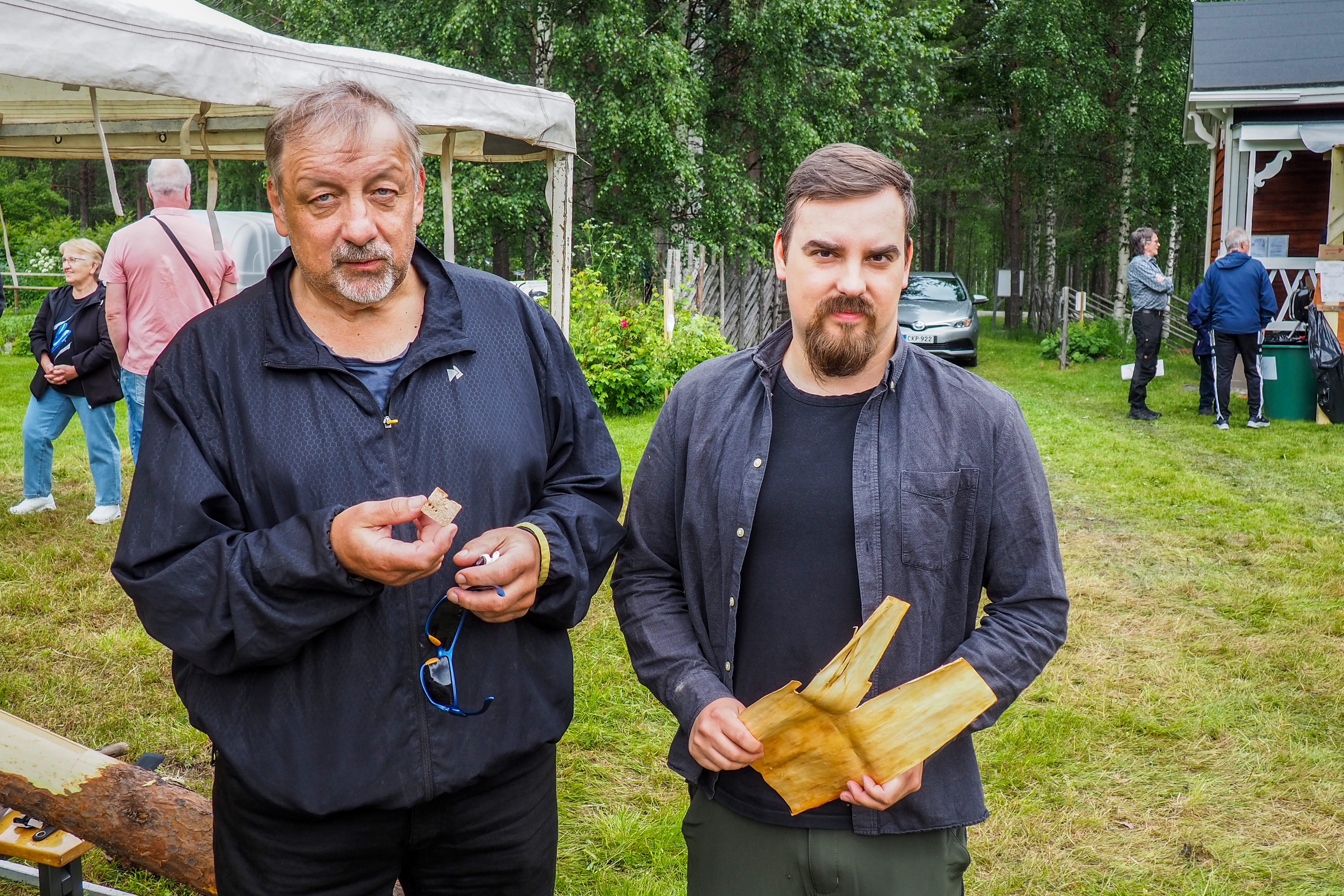 Näin valmistat pettuleipää tai juomaa horsmankukista – luonnonantimien käyttöä ruuanvalmistuksessa elvytetään Itä-Lapissa