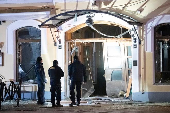 Poliisi tutki keväällä 2019 yökerhon edessä Mälmössä sattuneen räjähdyksen jälkiä.