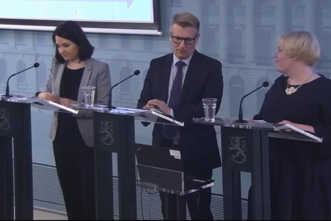 Ministerit Sanni Grahn-Laasonen, Kimmo Tiilikainen ja Annika Saarikko kertoivat torstaina uudesta tilaohjelmasta. Kuvakaappaus valtioneuvoston videolähetyksestä.