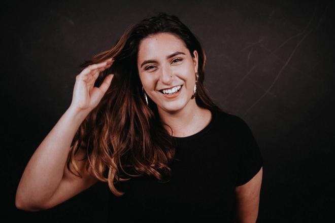 Iris Candelarian äiti on Seinäjoelta ja isä Espanjasta Teneriffalta. Iris Candelaria asuu Helsingissä, mutta vierailee taajaan sukulaisten ja tuttavien luona Etelä-Pohjanmaalla. – Toivon, että voisin konsertoida joskus Seinäjoella, hän sanoo. KUVA: FANNY CAROLINA