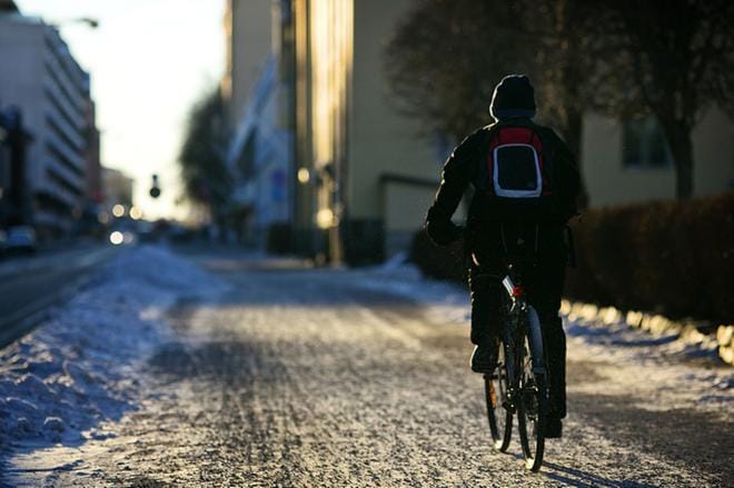 Vaasassa on noin 180 kilometriä pyöräteitä. Alle viiden kilometrin päässä keskustasta asuu noin 80 prosenttia vaasalaisista. Silti moni tulee keskustaan autolla. Työmatkoja voisi entistä enemmän taittaa pyörällä, jos pyöräteiden talvikunnossapidosta huolehdittaisiin hyvin. ARKISTOKUVA: TIMO ANNANPALO