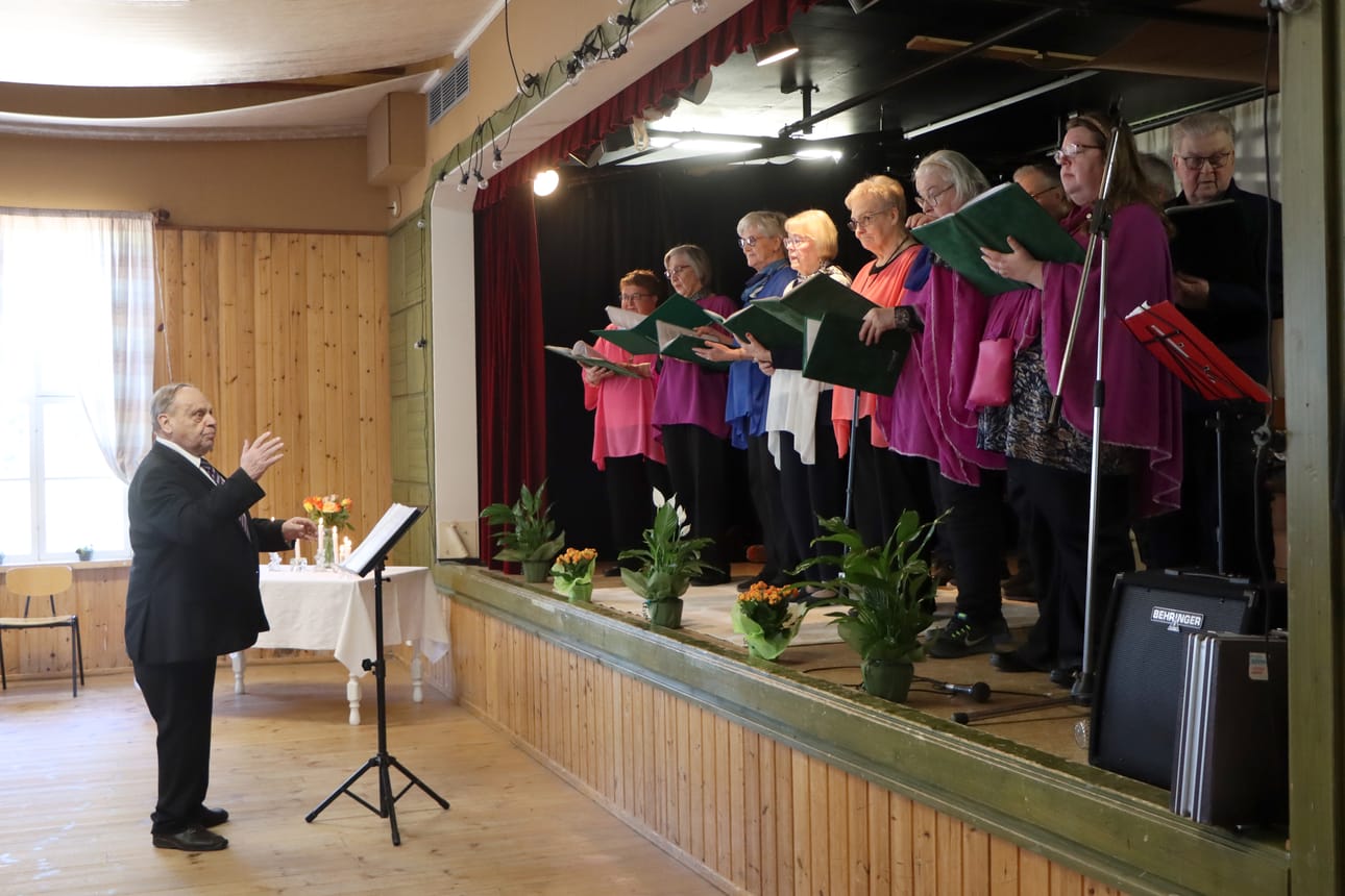 Matti Saari on ohjannut Mesiskööriä jo vuosia.