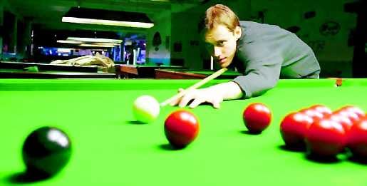 Kohti kotimaan kärkeä. Vaikka Juha Erkinmikko on jo ottanut tuntumaa Englanninkin snookerpöytiin, ykköstavoite on - ainakin toistaiseksi - paikan vakiinnuttaminen kotimaisessa kärjessä.