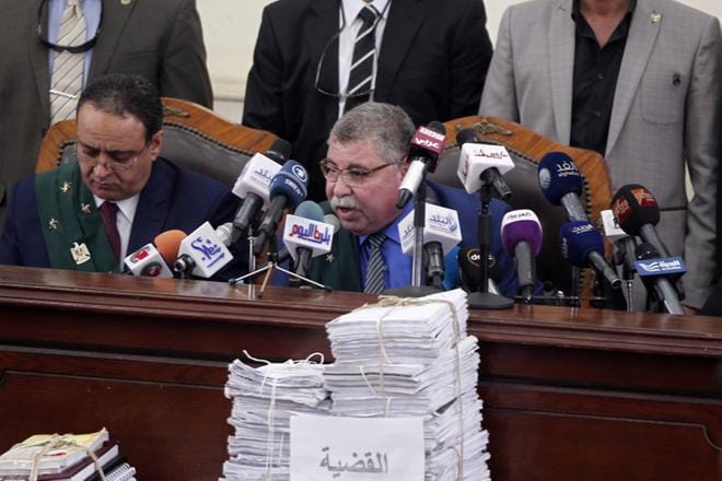 Tuomari Hassan Farid jakoi Kairossa tuomioita lauantaina muun muassa Muslimiveljeskunnan johtajistoon kuuluville. KUVA: MOHAMED HOSSAM/EPA