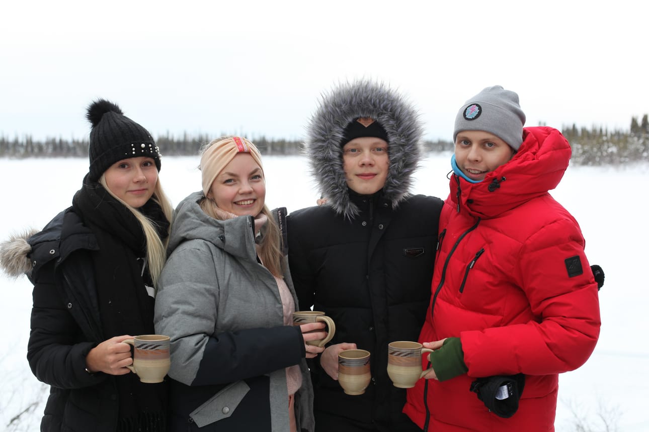 Somevaikuttajat Mandimai Sundberg, Miisa Nuorgam, Casper Edel ja Jesse Sarkkinen lähtivät Kanadaan arktisiin oloihin tarkoituksenaan olla kolme viikkoa ilman älylaitteita ja nettiä. Viikon kuluttua korona kuitenkin sotki suunnitelmat.