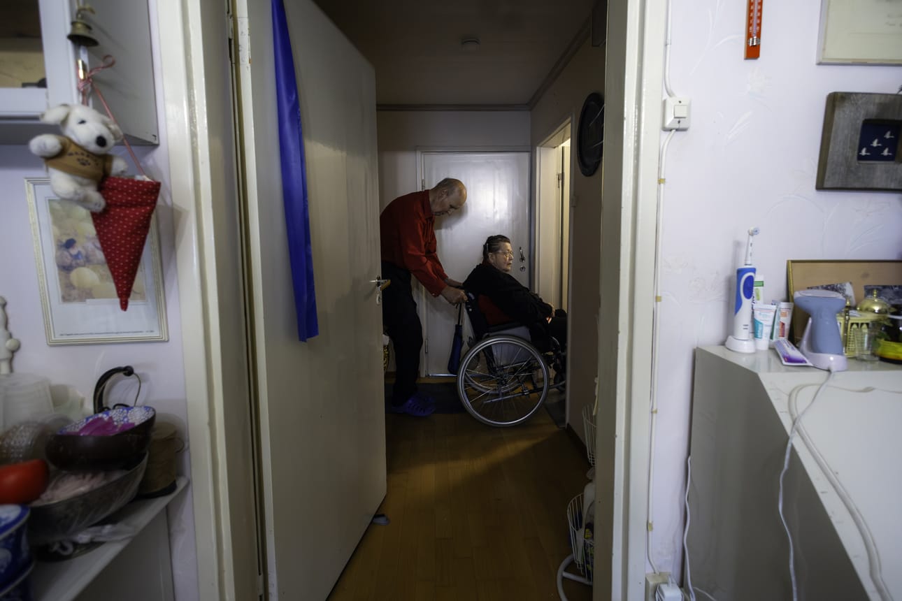 Kalle Lanamäki on ollut yli viisi vuotta vaimonsa Leena Lanamäen omaishoitaja. Samaan aikaan hän taistelee oman syöpäsairauden kanssa.