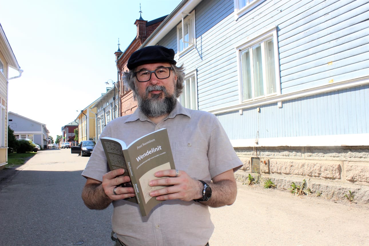 Petri Suomiselle on tärkeää virkamiehenä ja tietokirjan tekijänä, että teksti on sujuvaa. -Virkamiehenäkin kirjoitan mahdollisimman selkeästi ja kansantajuisesti. Kuntalaisen on pystyttävä ymmärtämään teksti, sen pitää olla ykkösjuttu, sanoo Suominen. Simon Anders Wendelnin isä asui takana näkyvässä sinisessä puutalossa.