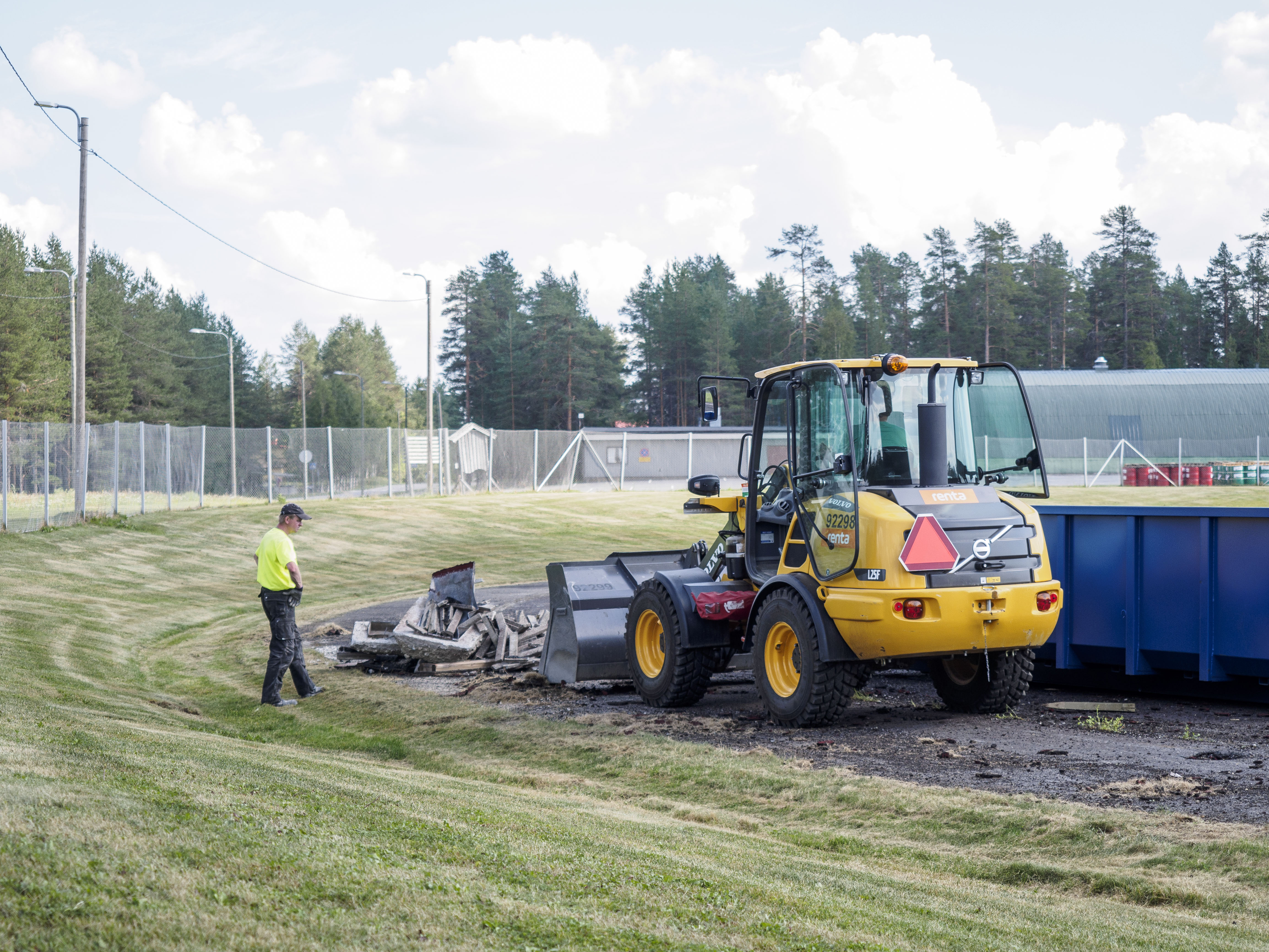 Taivalkosken urheilukenttä remontissa – pinta uusiksi