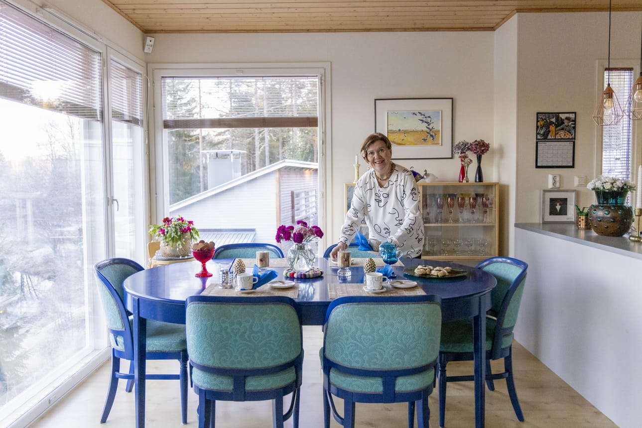 Eija Nylundin keittiötä hallitsee sininen pöytäkalusto. Lasinkeräilijän kotoa löytyy paljon Nanny Stillin suunnittelemia juomalaseja, jotka nekin ovat pääosin sinisiä.