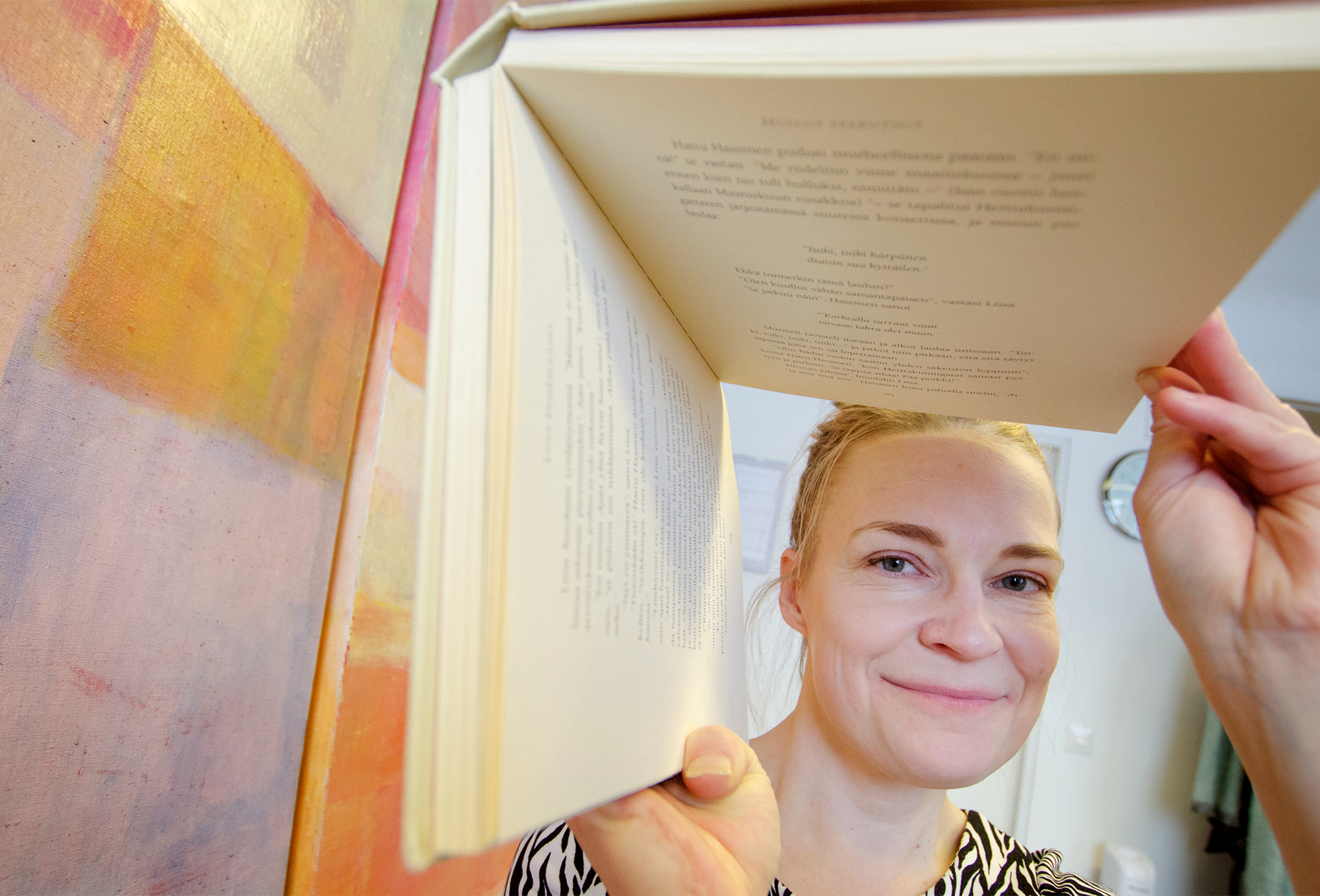 Oululainen Silja Kejonen runoilee omassa karanteenipuutarhassaan kadonneista rutiineista – "Tällainen aika korostaa, miten tärkeää on, että voi fyysisesti jakaa kokemuksiaan"