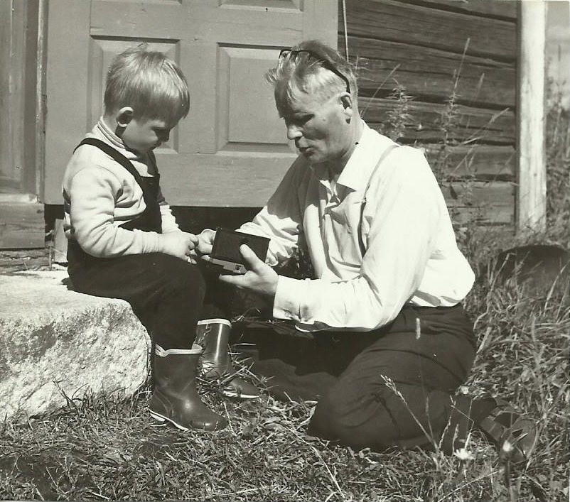 Janne Tapper, 5, esittelee Marko-isän kirjailijakaverille, Rinteen Reinolle, kameraa Lanneveden mökillä.
