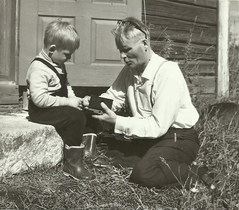 Janne Tapper, 5, esittelee Marko-isän kirjailijakaverille, Rinteen Reinolle, kameraa Lanneveden mökillä.