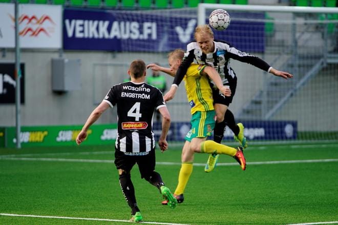 VPS:n Jesper Engström ja Timi Lahti puolustavat Ilveksen Sture Siiraa vastaan. KUVA: SAMPPA TOIVONEN