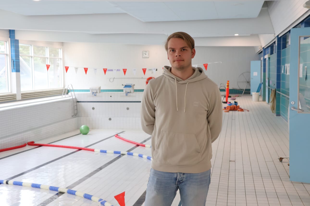 Kuortaneen vanhan uimahallin irtaimistoa myytiin ennen rakennuksen purkamista. Myyntipäivän touhuissa mukana oli myös uuden uintikeskuksen johtaja Jussi Järvensivu.