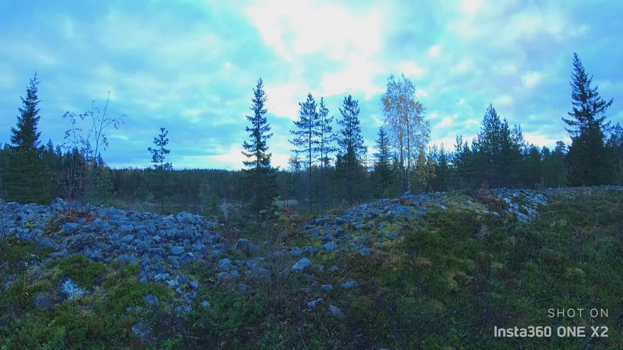 Aurinko nousee Kastellin jätinkirkolla itäaukon suunnalta.