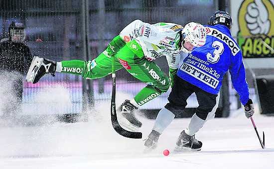 Ihan lennossa. Tornion Pallo-Veikkojen Jussi Hyry on ilmassa, mutta katse pysyy pallossa. OPS:n Rami Kekkonen on tilanteesta ulokna.