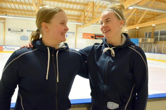Petra Hautaniemi ja Sini Karjalainen kokevat, että Team Kuortane ja Kuortaneen lukio antavat hyvän pohjan jääkiekkoammattilaiseksi. Karjalainen aikoo lähteä Amerikkaan opiskelemaan ja pelaamaan. KUVA: MIINA HAKALA