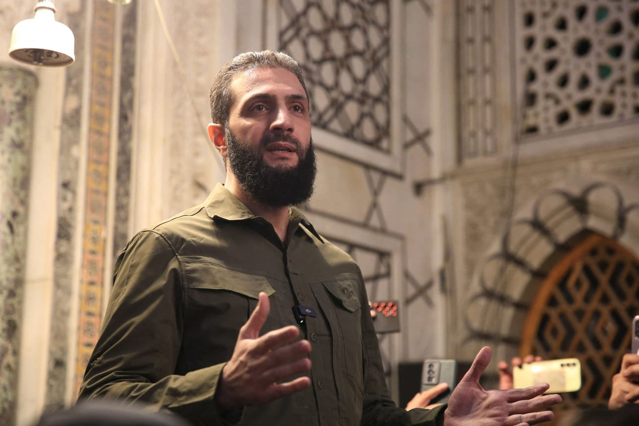 Syyrian kapinallisjohtaja Abu Muhammad al-Julani on oikealta nimeltään Ahmed al-Sharaa. LEHTIKUVA/AFP
