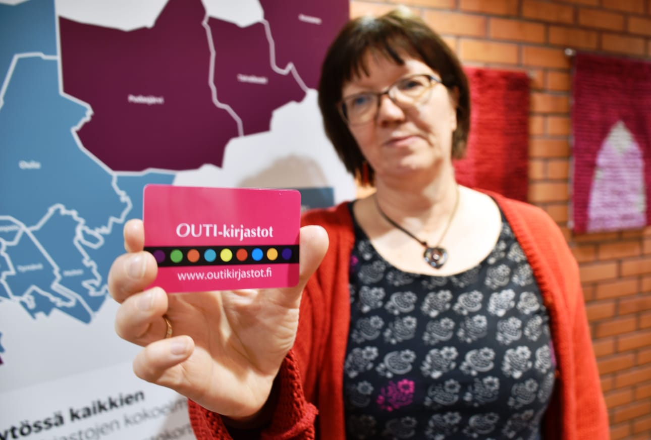 Ritva Niemeläinen esittelee uutta kirjastokorttia. Arkistokuva.