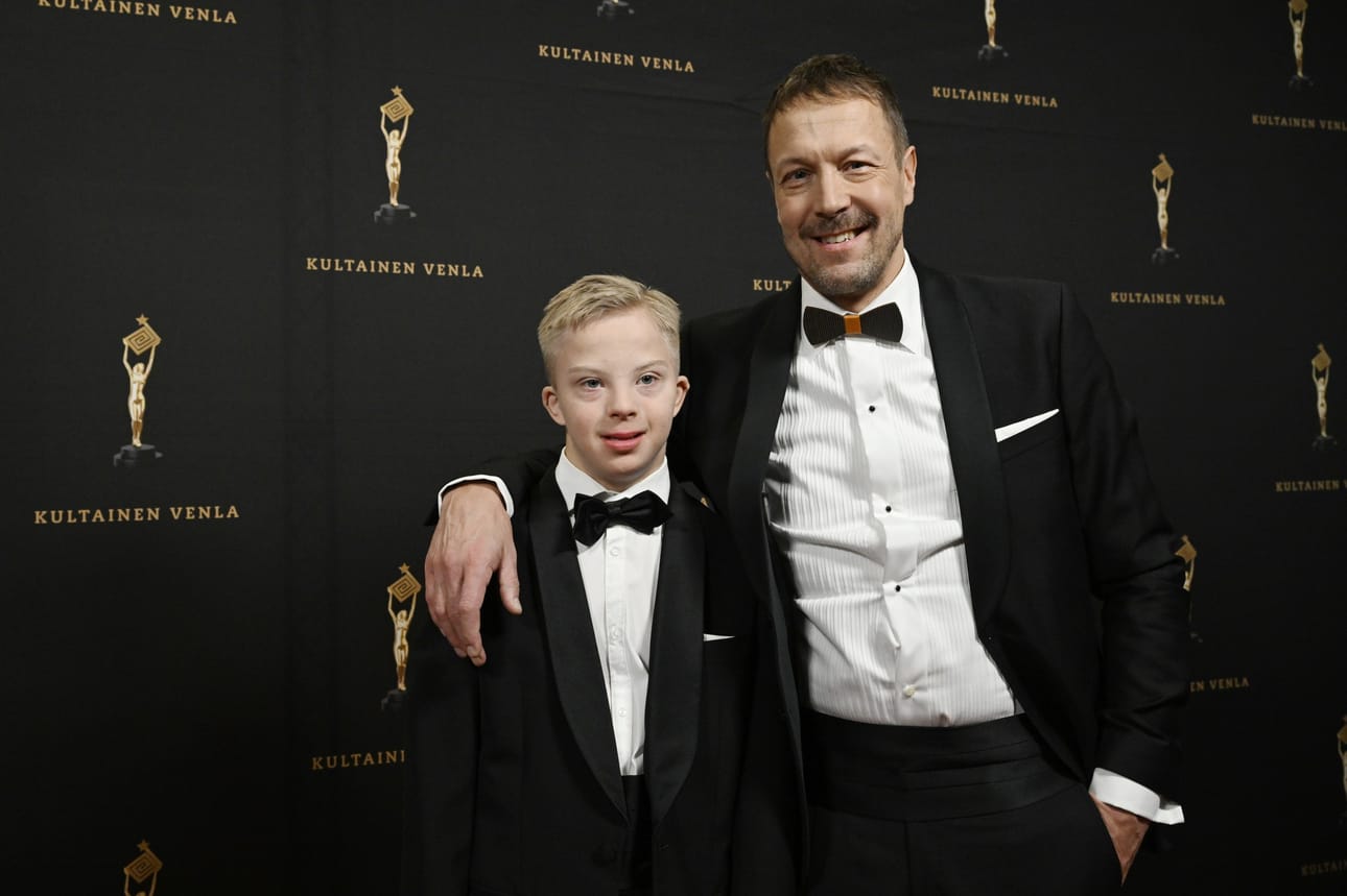 Osmo Peltola ja Mikko "Peltsi" Peltola Venla-gaalassa. Osmo Peltola voitti vuoden esiintyjän yleispalkinnon ja kaksikon luonto-ohjelma vei vuoden ohjelman yleisö-Venlan. LEHTIKUVA / Emmi Korhonen