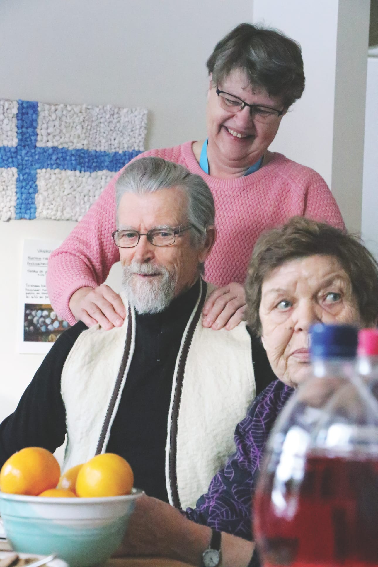 Ulla Parrila antaa Pentti Haapalalle hartiahierontaa, jota ei ollut merkitty viralliseen ohjelmaan. Vieressä Julia Haapala.