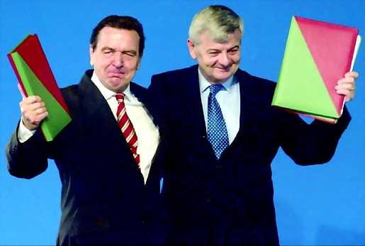 Yhteistyö jatkuu. Saksan hallituksen voimamiehet, liittokansleri Gerhard Schröder (vas.) ja Joschka Fischer esittelivät uunituoretta hallitussopimusta.