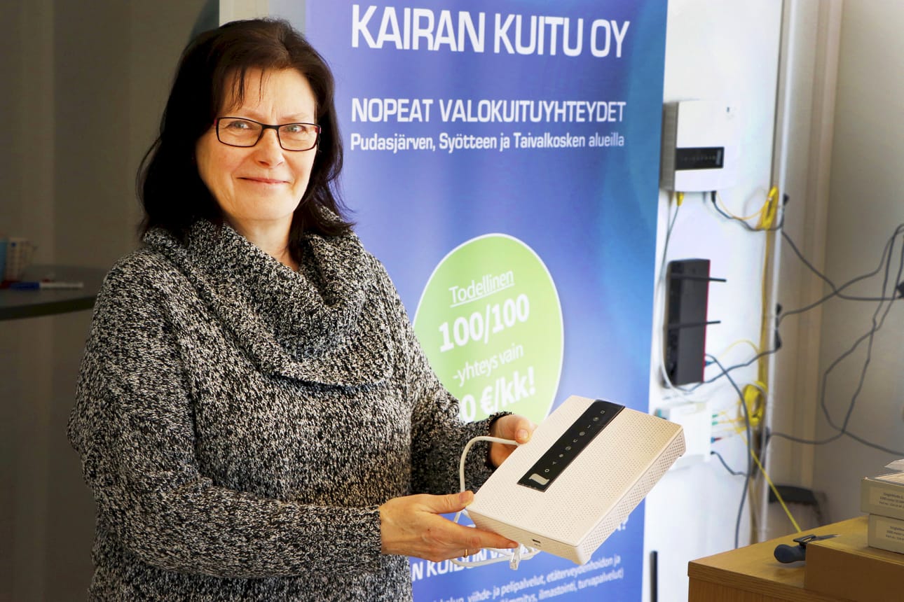 Tuula Piippo esittelee Kairan kuidun reititintä. Pudasjärven ja Taivalkosken talouksista miltei puolet on yrityksen valokuidun piirissä.