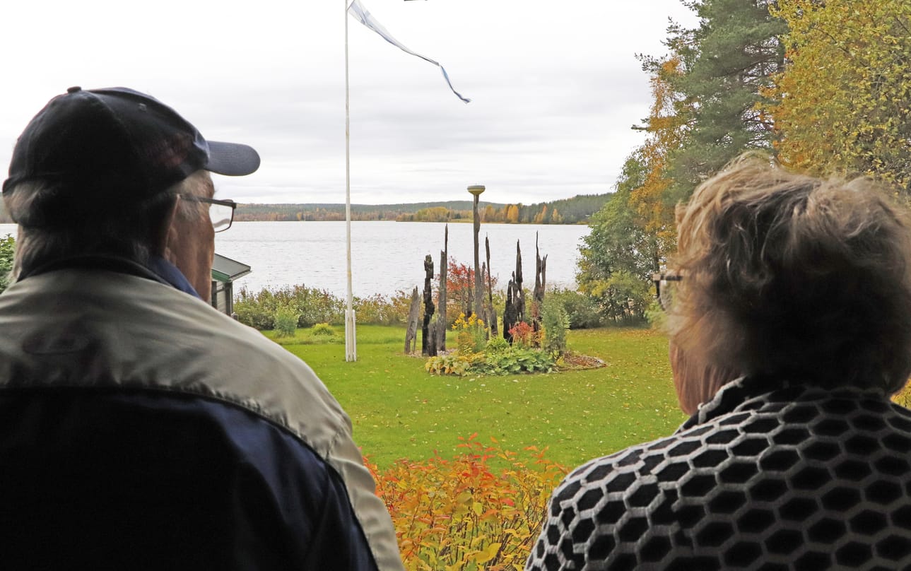 Tähän näkymään Tolkkiset eivät kyllästy: Pintamojärvi siintää edessä ja luonto muovaa maiseman joka päivä erinäköiseksi. Pihaa komistaa myös taideteos, johon on koottu metsästä löytyneitä palaneita puunrunkoja Ainon suunnittelemaan asetelmaan.