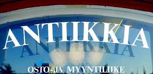 Antiikin ystävät. Selma Vilhunen (vas.), Heli Lähde ja Karoliina Tuovinen arvostavat vanhoja esineitä. Myös kesäkuumallahe ovat valmiita kiertelemään vanhan tavaran kaupoissa.