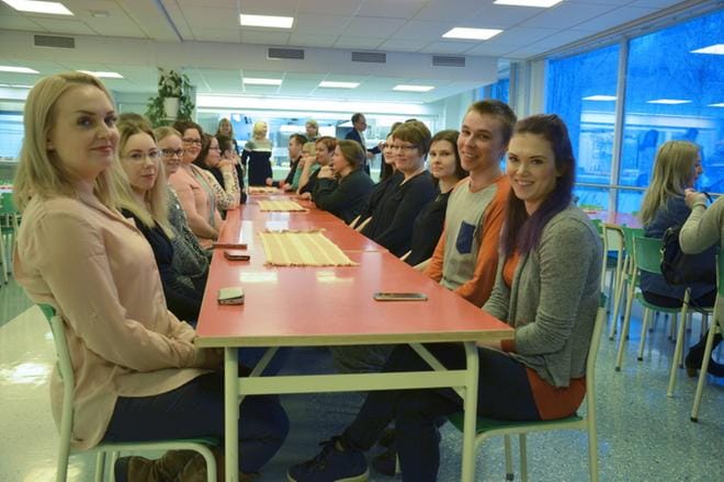 Pöydän täydeltä tulevia sairaanhoitajia istui Jamin ruokalassa tänään, kun vietettiin koulutuksen aloitustilaisuutta.