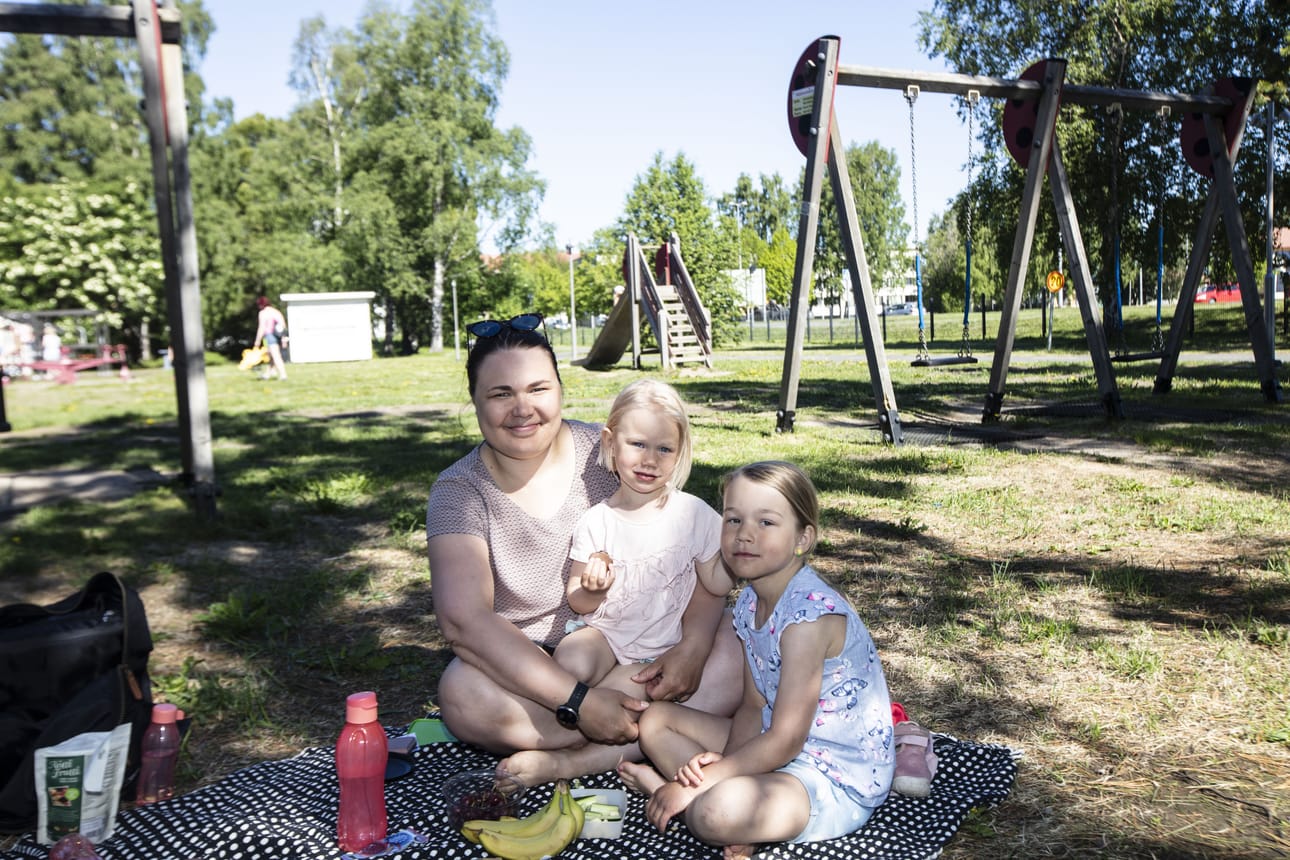 Kuvassa Emmi Ylikoski lastensa Maisa (2) ja Minttu (6) Aaltonen kanssa.