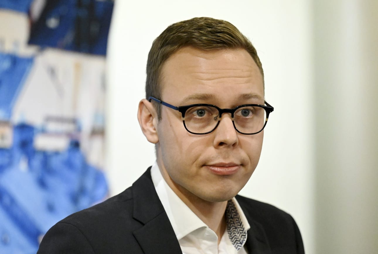 Hallitus tukee ministereitä luottamusäänestyksissä, Matias Marttinen totesi eduskuntaryhmän kesäkokouksen yhteydessä. Oppositiopuolue vasemmistoliiton eduskuntaryhmä totesi tänään aikovansa esittää kahdelle ministerille epäluottamusta. LEHTIKUVA / MARKKU ULANDER