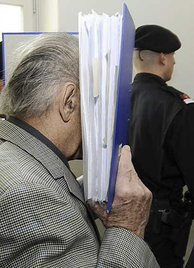 Josef Fritzl peitti kasvonsa oikeudenkäynnissä.