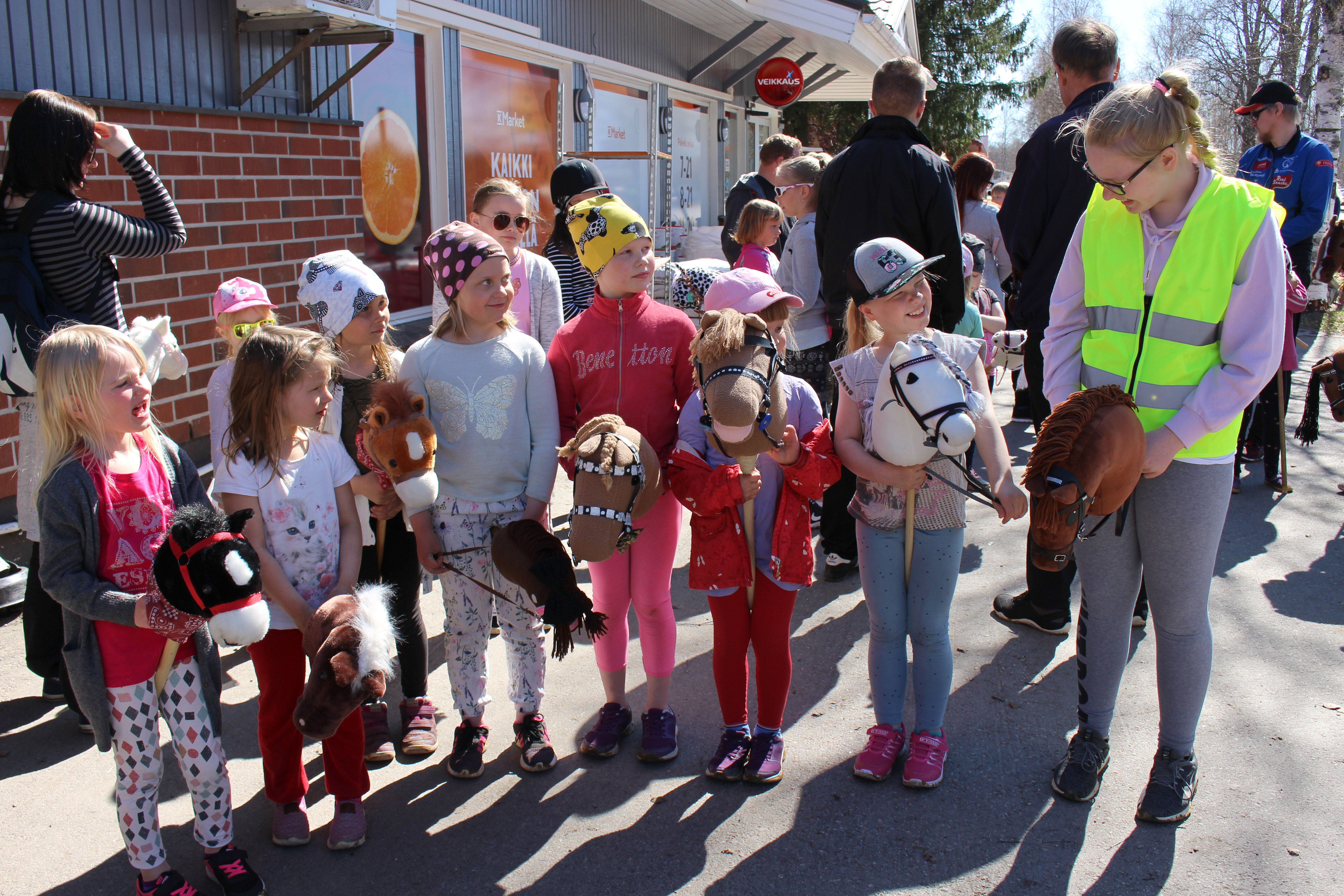 Matilda, Venla, Iina, Tiila, Hinni, Fanni ja Alana osallistuivat tapahtumaan omilla keppareillaan, joihin tutustumassa Iida Uimonen.
