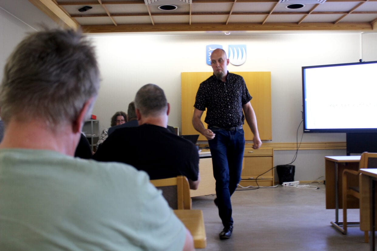 Marko Sahakoski (ps.) luki epäluottamuslause-esityksen ääneen valtuustossa ja kävi jättämässä sen kunnanjohdolle. Kuva. Lotta Kallio