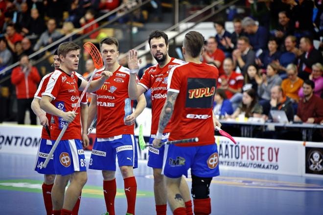 Seinäjoen Peliveljien avainpelaajat jatkavat joukkueessa. Kokeneet Ville Kuusela, Jyrki Holopainen (taustalla) Matias Veikkola, Sami Koski ja Mikko Kohonen tulevat ahmimaan ensi kaudellakin peliminuutteja. Kuva: Tomi Kosonen