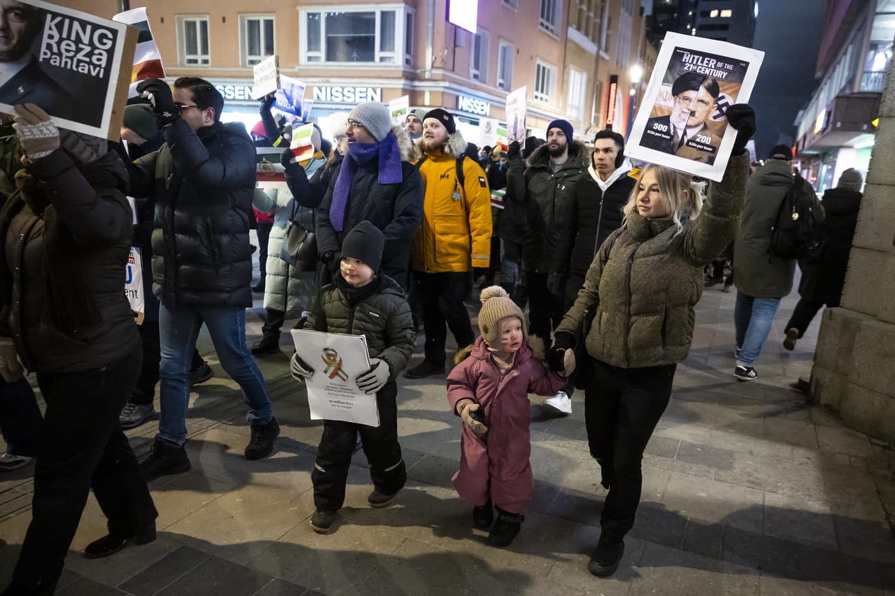 Lapset Ukko (keskellä vasemmalla), Kiira sekä äiti Anni Lapinlampi olivat tulleet tapahtumaan iranilaislähtöisen ystävänsä tueksi.