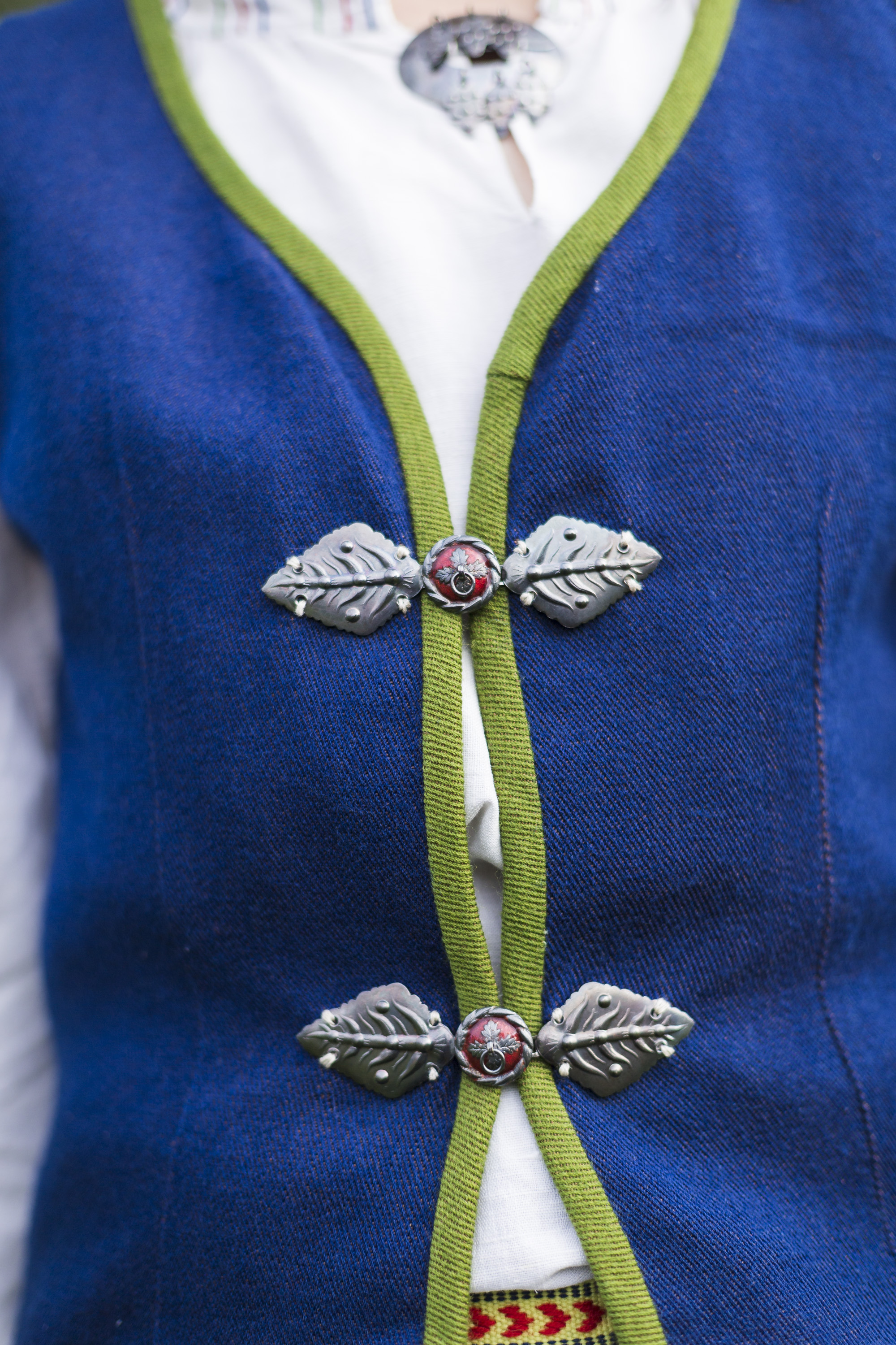 Koillismaan kansallispuvun liiviin kuuluu kaksi solkea.