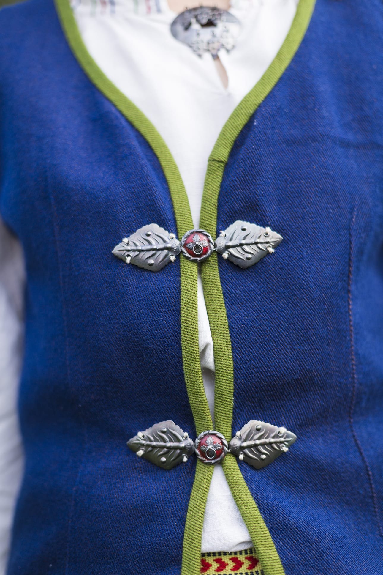 Koillismaan kansallispuvun liiviin kuuluu kaksi solkea.