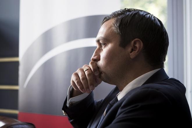 Vaasan kaupunginvaltuuston puheenjohtaja Joakim Strand (r.) hämmästelee RKP:n puheenjohtajan Anna-Maja Henrikssonin viimeaikaisia kommentteja. Henriksson on asettunut puolustamaan kansanäänestyksen tulosta. ARKISTOKUVA: JARNO PELLINEN