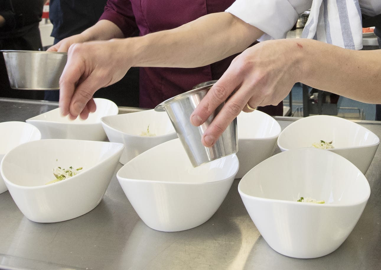 Muun muassa kokit, tarjoilijat, lähihoitajat, erilaiset myyjät, ohjelmistosuunnittelijat, automaatiosuunnittelijat, raudoittajat, kiinteistönhoitajat, levyseppä-hitsaajat, bitumieristäjät ja siivoojat tuntuvat olevan kiven alla.